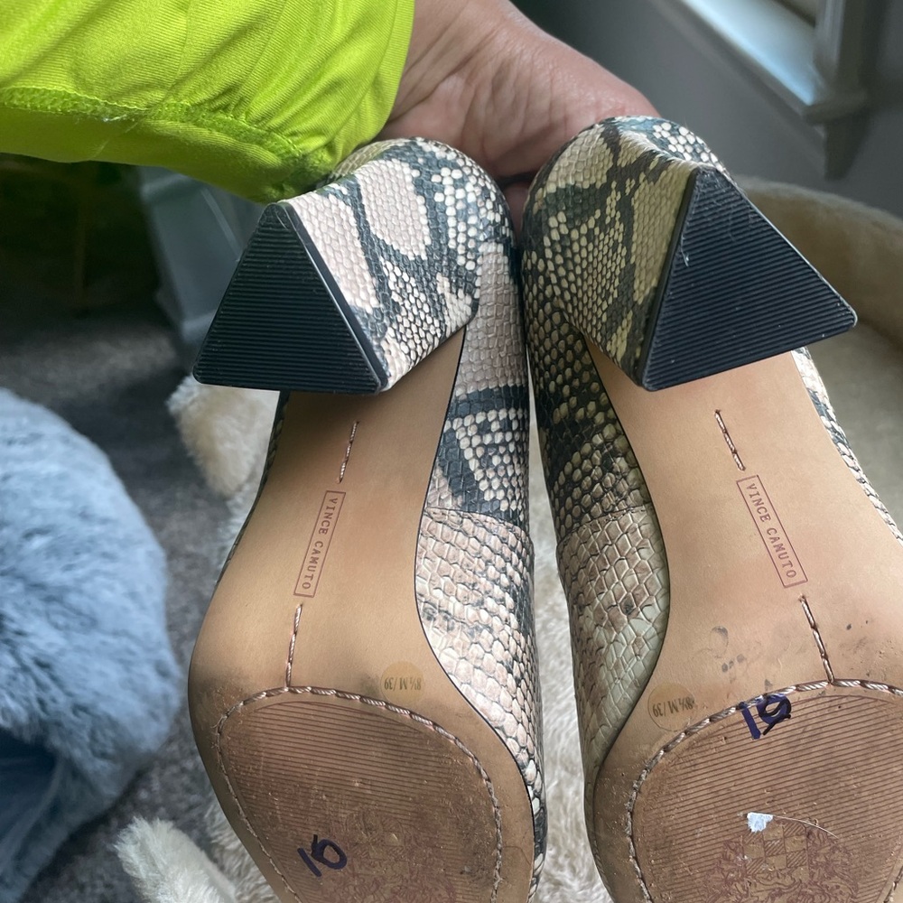 Vince Camuto Woman’s Faux Snake Pumps in SZ 8.5/EU39 Shoes are gorgeous - Picture 3 of 10